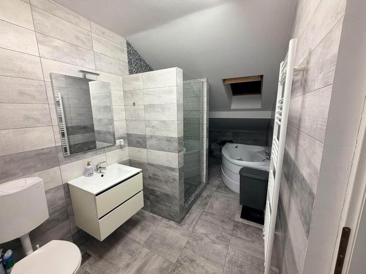 Apartament cu 4 camere decomandat în Central