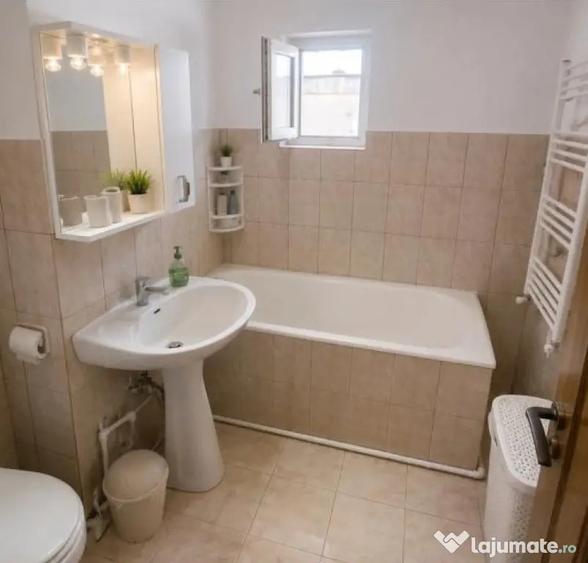 Apartament cu 2 camere decomandat în Poarta 6