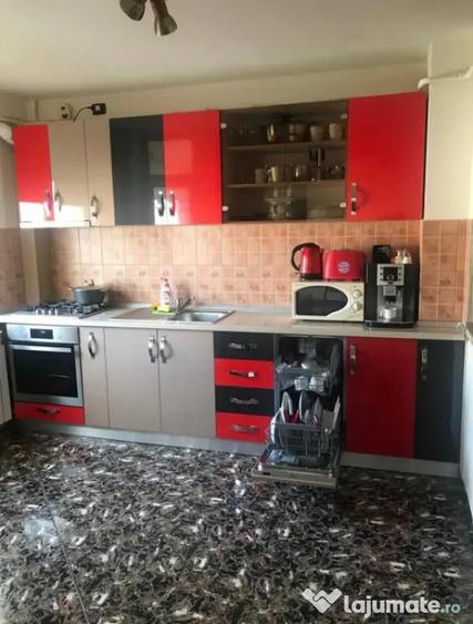 Apartament cu 3 camere decomandat în 1 Mai