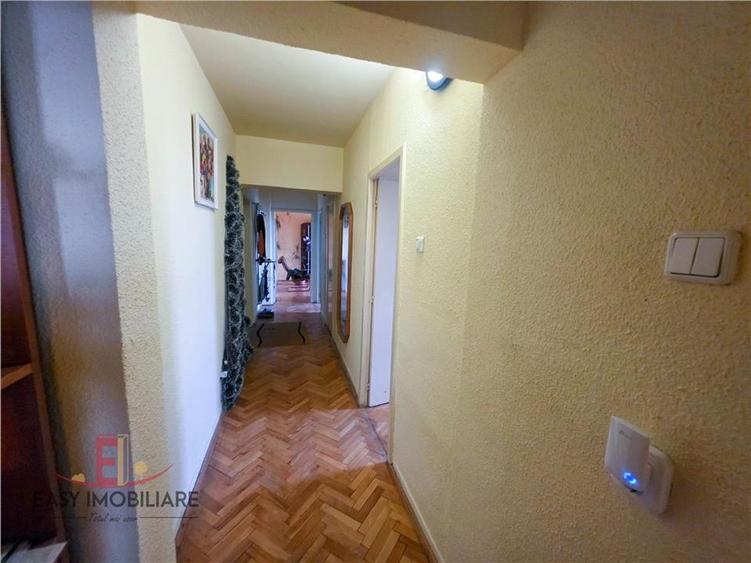 Apartament cu 4 camere decomandat în Cornișa