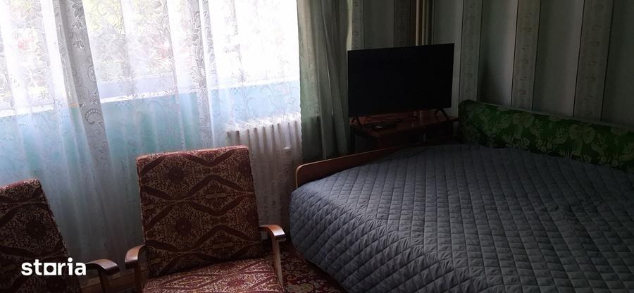 Apartament cu 3 camere semidecomandat în Calea București