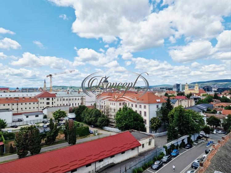 Birou, de 110 mp, în Central