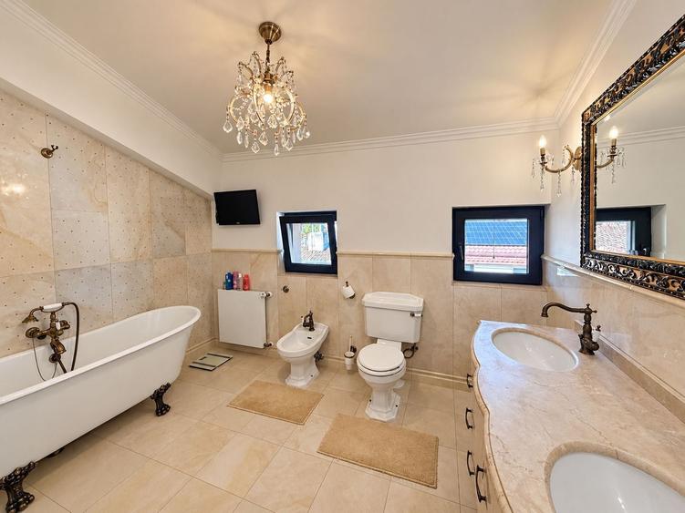 Casă individuală cu 6 camere cu Canalizare în Primăverii
