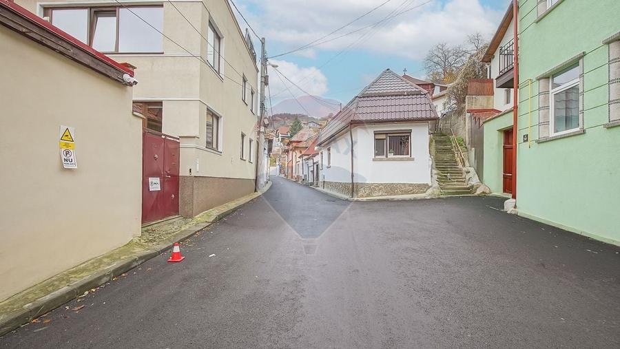 Casă individuală cu 7 camere cu Teren 142 Mp în Centrul Istoric