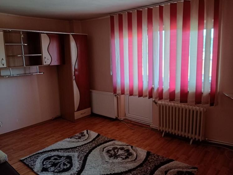 Apartament cu 3 camere decomandat în Calea Romanului