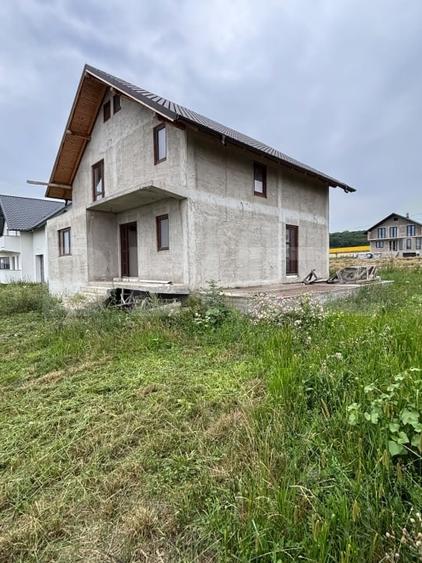 Casă individuală cu 5 camere cu Canalizare în Sud-Vest