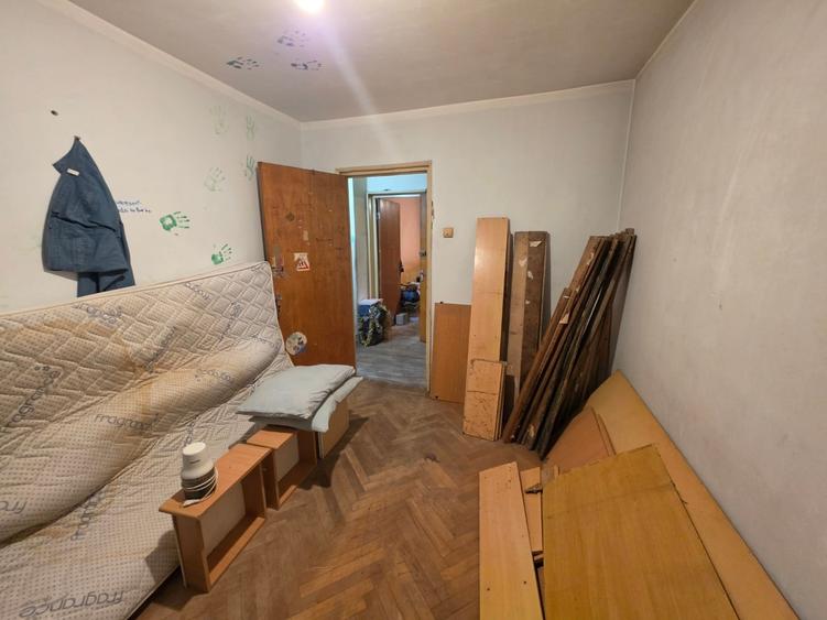 Apartament cu 3 camere semidecomandat în Titan