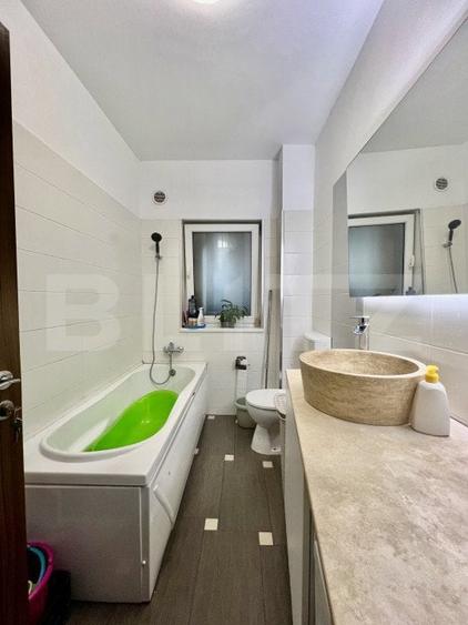 Apartament cu 4 camere semidecomandat, mobilat în Europa