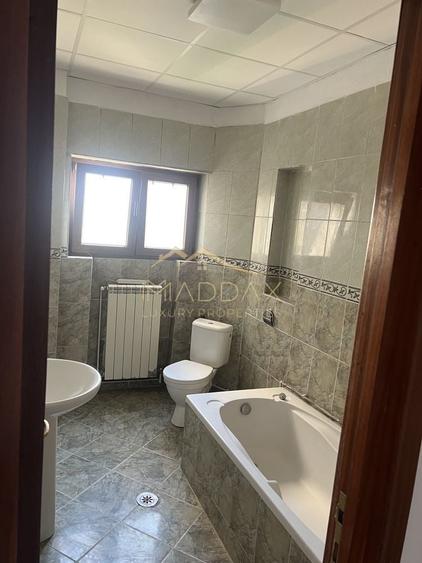 Apartament cu 4 camere decomandat în P-ța Romană