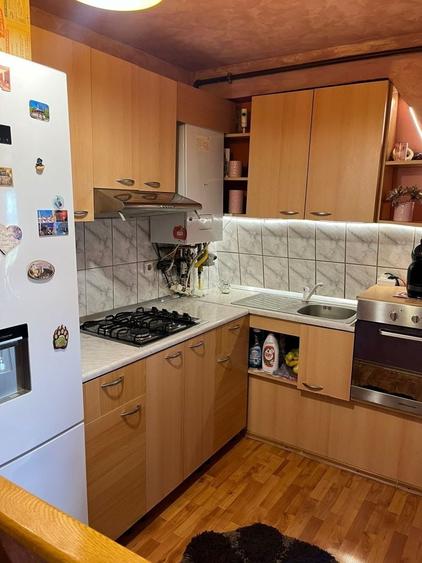 Apartament cu 3 camere semidecomandat în Exterior Vest
