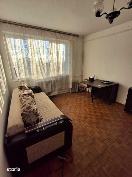 Apartament cu 3 camere semidecomandat în Policlinica