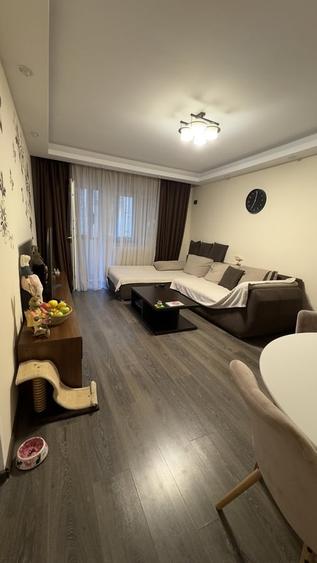 Apartament cu 4 camere semidecomandat, mobilat în Costin Georgian