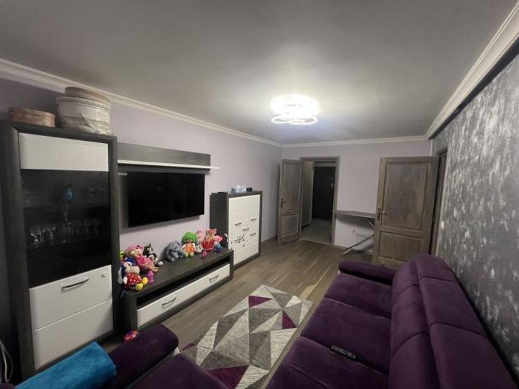 Apartament cu 2 camere semidecomandat, mobilat în Tei