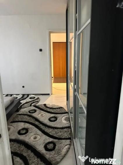 Apartament cu 3 camere semidecomandat în Calea București