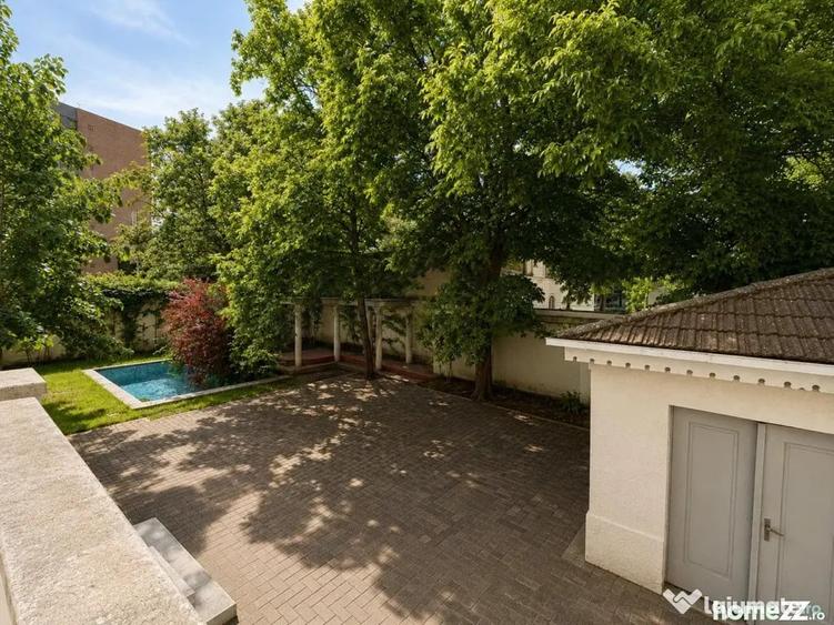 Casă cu 11 camere cu Teren 2100 Mp în Romană