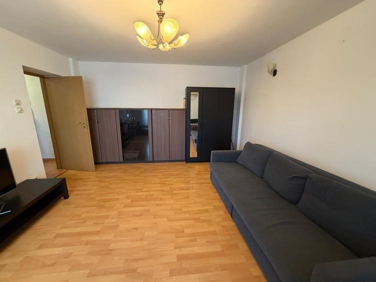 Apartament cu 2 camere decomandat, mobilat în P-ța Victoriei