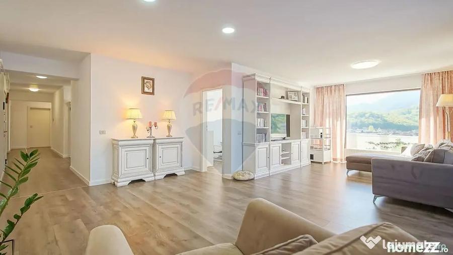 Apartament cu 5 camere decomandat în Noua