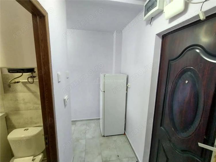 Garsonieră decomandată în Vest