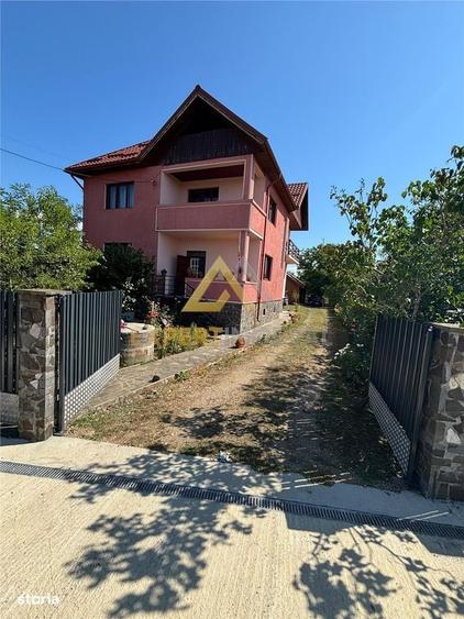 Casă cu 4 camere în Colțirea