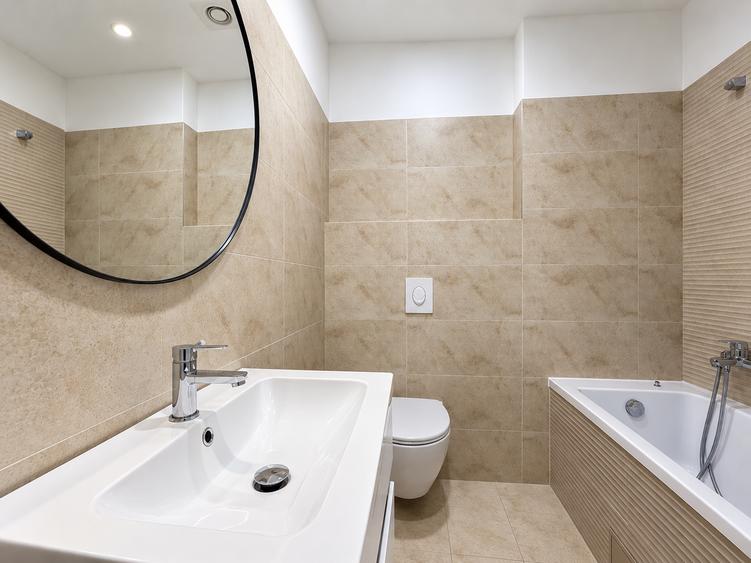 Casă cu 5 camere cu Canalizare în Exterior Est