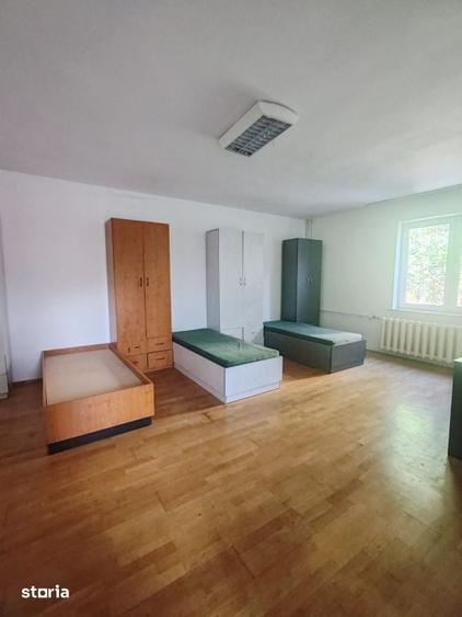 Casă cu 10 camere cu Teren 700 Mp în Valea Roșie