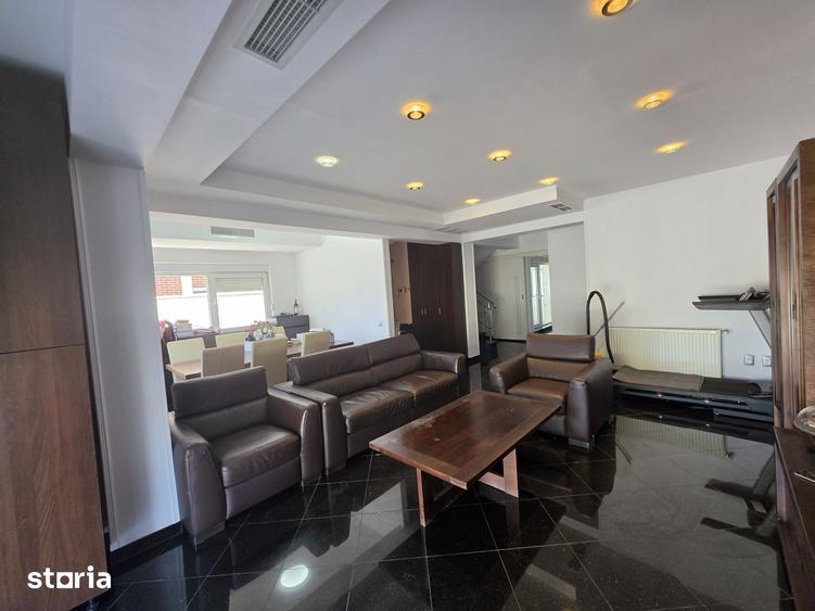 Casă cu 8 camere cu Teren 500 Mp în Central