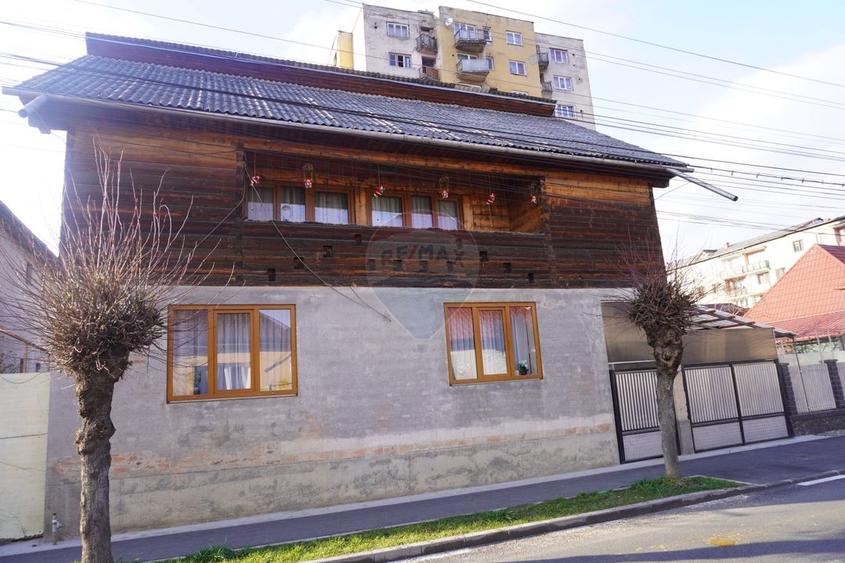 Casă cu 6 camere cu Teren 551 Mp în Vest