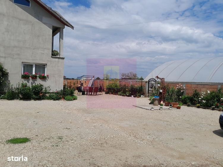 Casă cu 4 camere în Vărăști