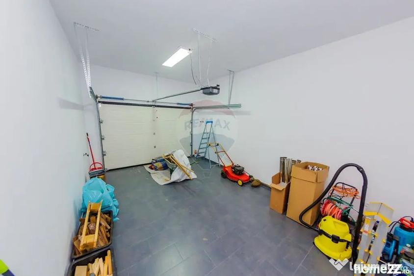 Casă cu 7 camere cu Teren 892 Mp în Est