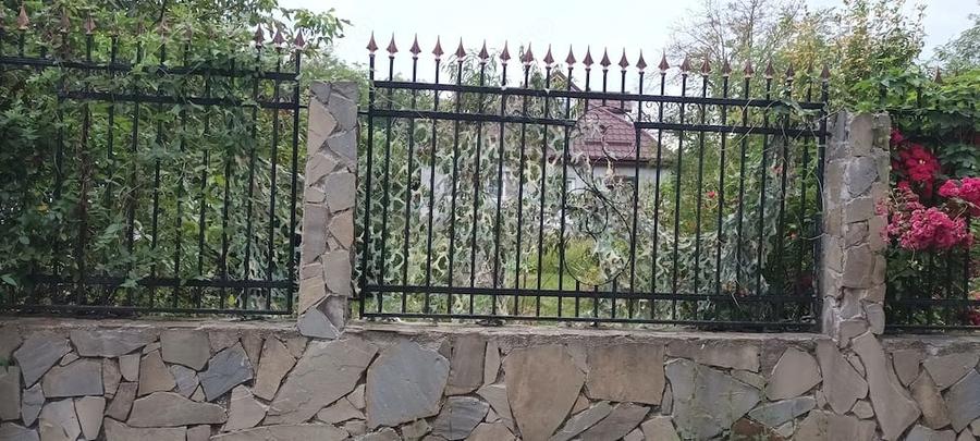 Casă cu 5 camere cu Teren 2000 Mp în Central