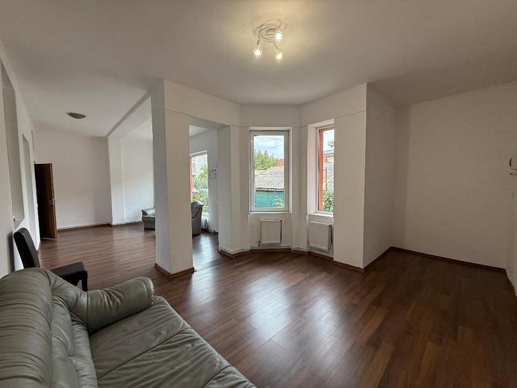 Casă cu 4 camere cu Teren 430 Mp în Cetate
