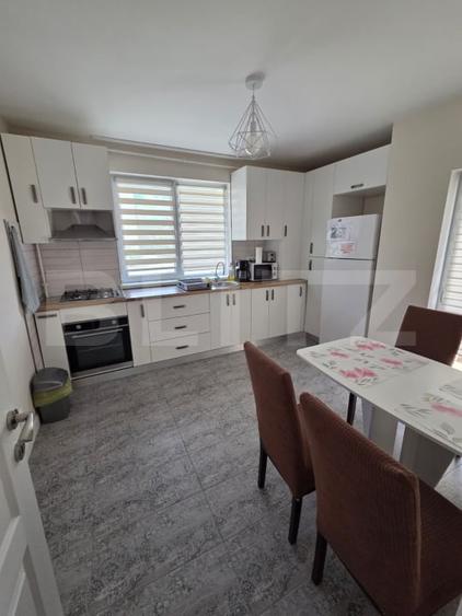 Apartament cu 3 camere semidecomandat, mobilat în Nord-Est — fotografia 2