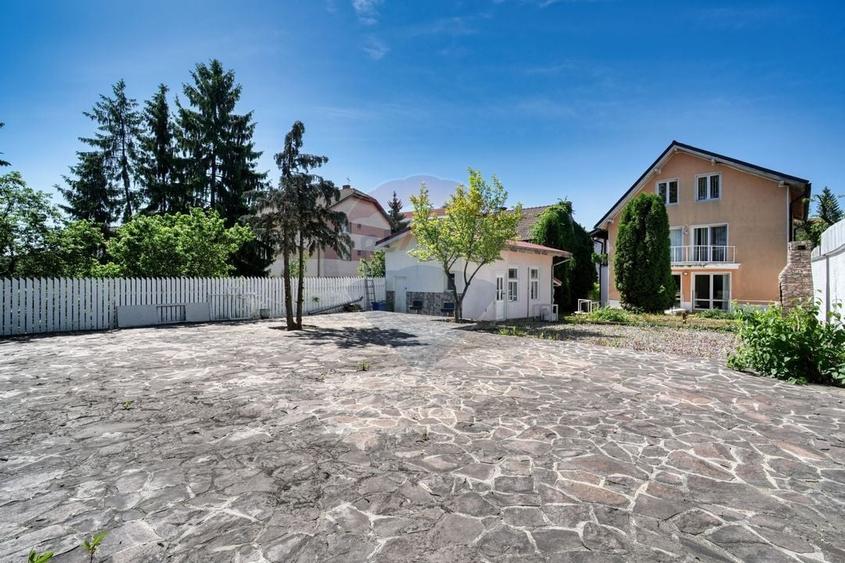 Casă individuală cu 10 camere cu Teren 710 Mp în Central