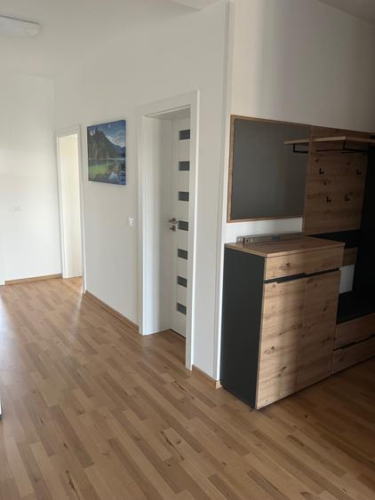 Apartament cu 3 camere semidecomandat în Fratelia