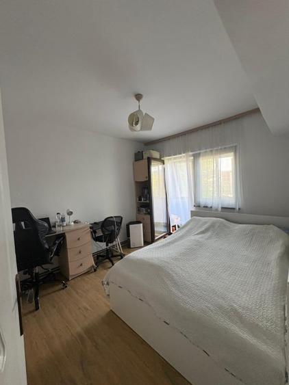 Apartament cu 4 camere decomandat, mobilat în Traian