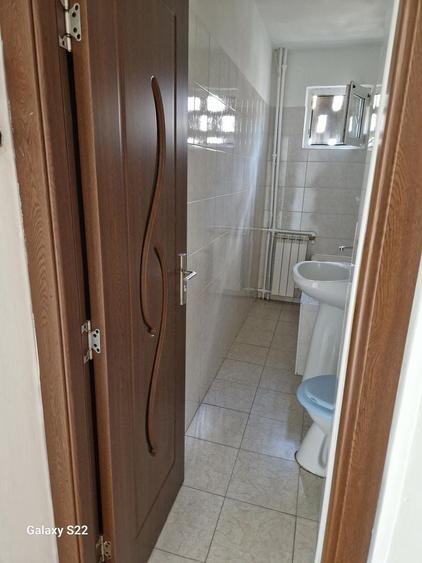 Apartament cu 3 camere semidecomandat în Craiovița Nouă
