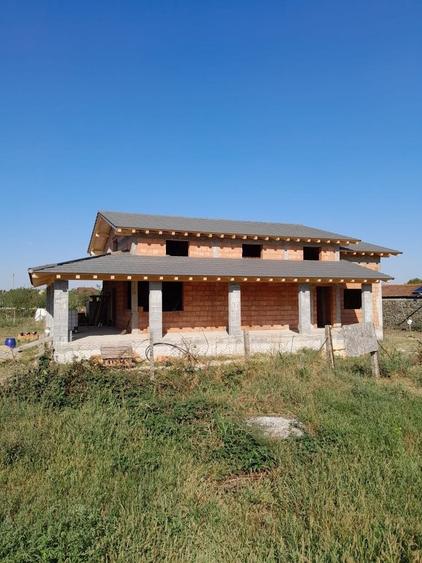 Casă cu 4 camere în Cuvin