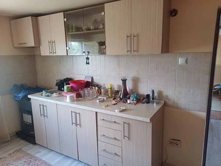 Casă cu 4 camere în Romanești