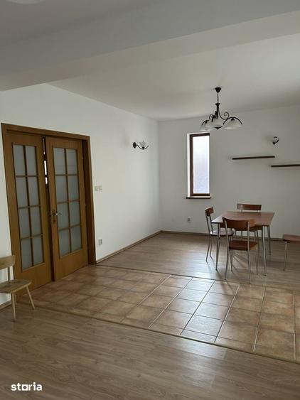 Casă cu 8 camere cu Teren 250 Mp în Tei