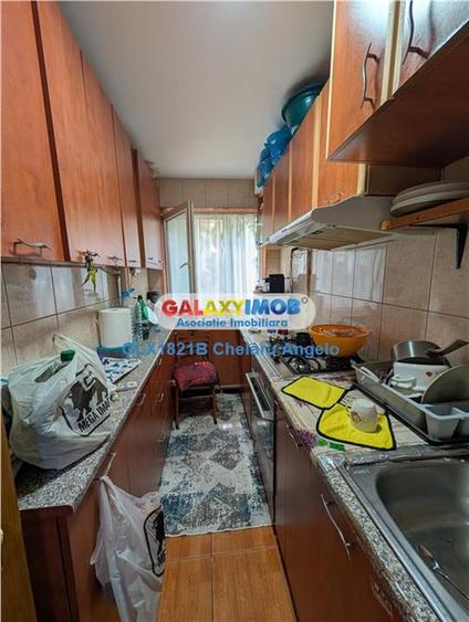 Apartament cu 3 camere semidecomandat în Berceni