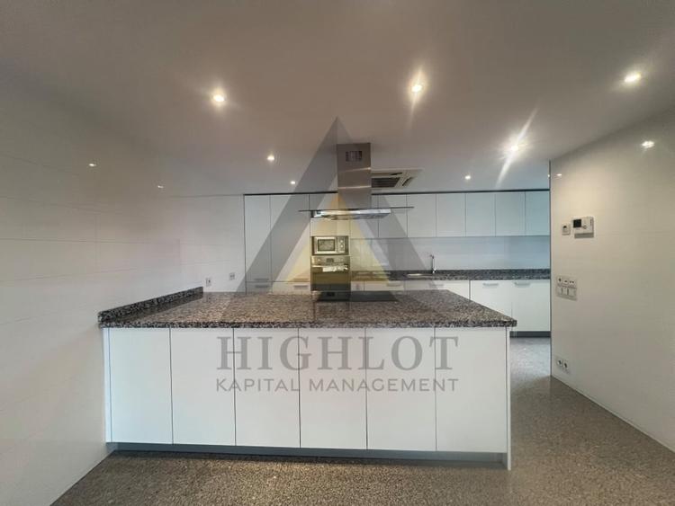Apartament cu 4 camere semidecomandat în Kiseleff