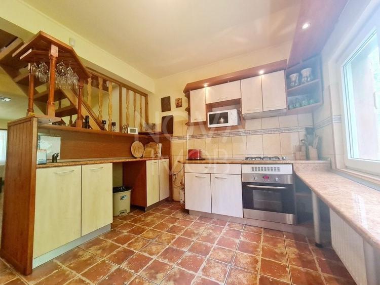 Casă individuală cu 7 camere cu Canalizare în Boița