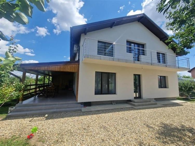Casă individuală cu 6 camere cu Teren 595 Mp în Săbăreni