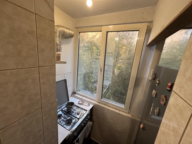 Apartament cu 3 camere decomandat, mobilat în Berceni