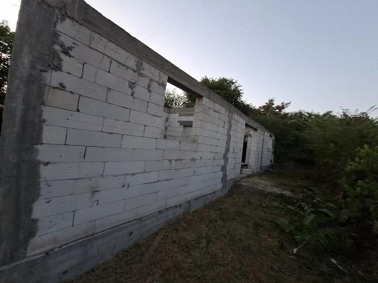 Casa tunrata pana la centura cu teren de 2800m - 1