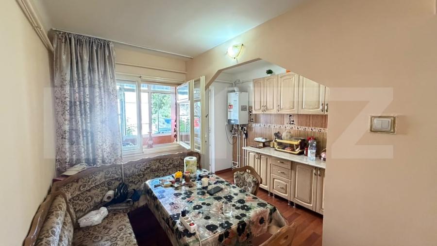Apartament cu 3 camere semidecomandat, mobilat în Craiovița Nouă