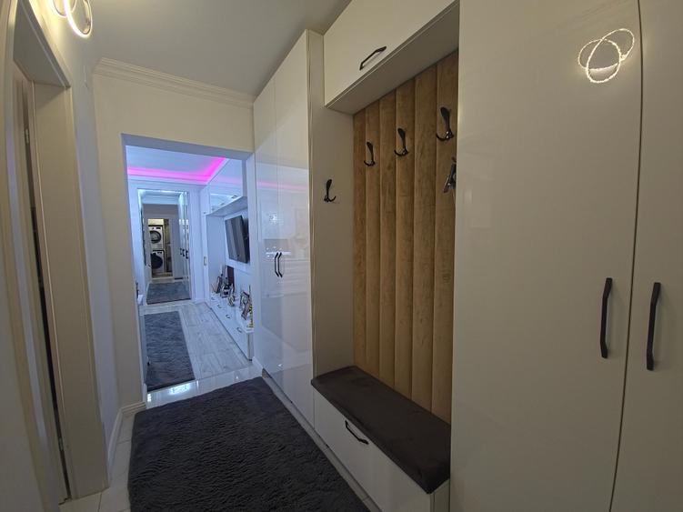 Apartament cu 4 camere semidecomandat în Tomis Nord