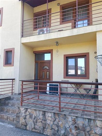 Casă individuală cu 7 camere cu Teren 287 Mp în Titan