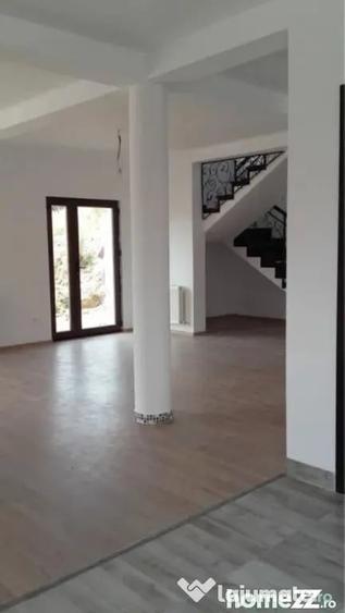 Casă cu 5 camere cu Teren 420 Mp în Bradu