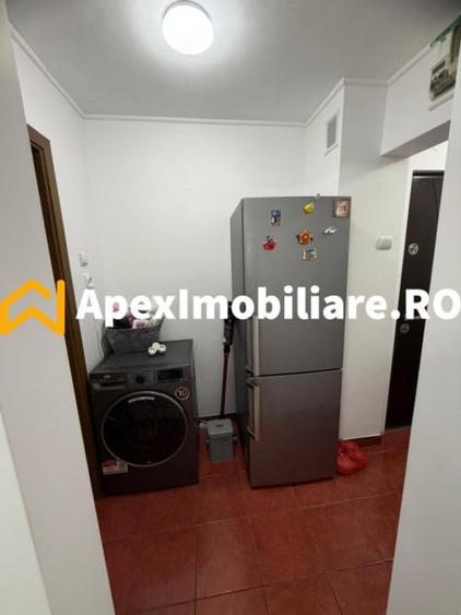 Apartament cu 3 camere semidecomandat în Berceni